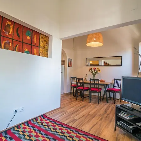 Traditional Gomes - Lisbon's Oasis Apartment