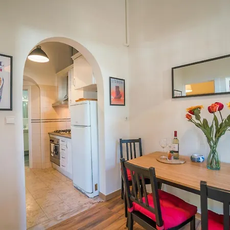 Traditional Gomes - Lisbon's Oasis Apartment *